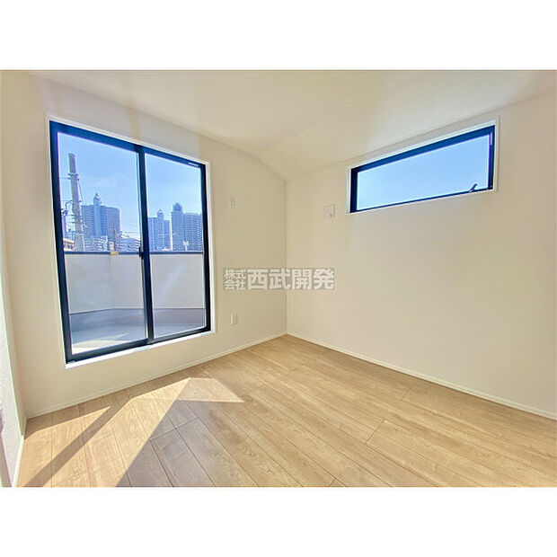 洋室は日当り・通風ともに良好です。明るい部屋はそれだけで気分が晴れやかになりますね。