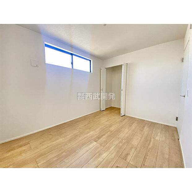 洋服などをすべて収納して室内空間は広々快適