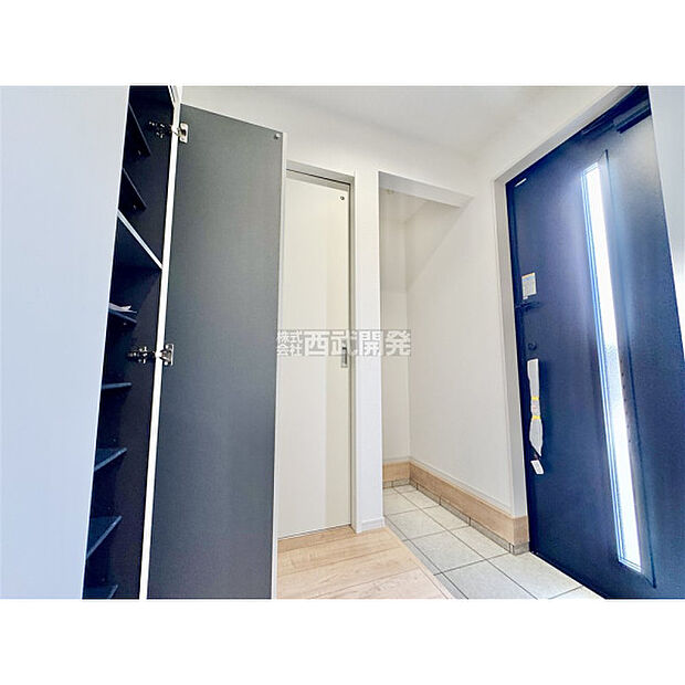 大きなシューズボックス。中の棚板は可動式なのでブーツや長靴なども楽々収納できます。