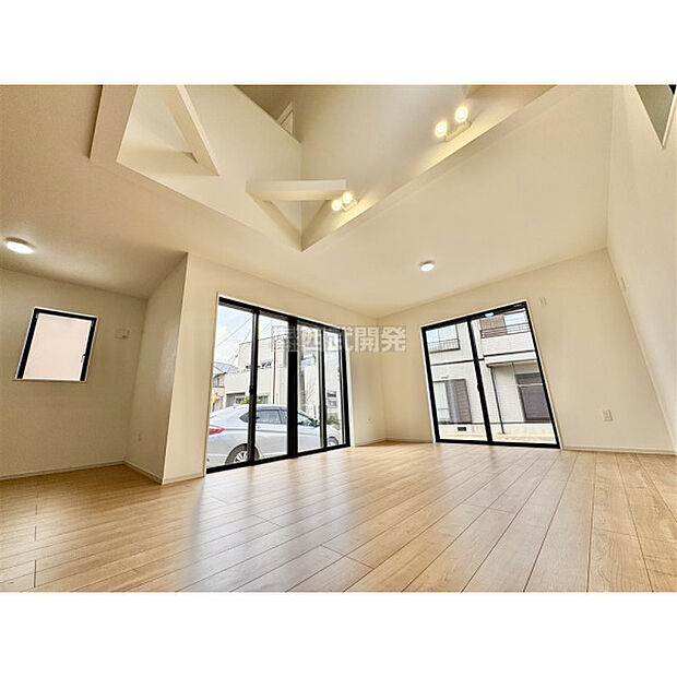 リビングの吹き抜けが特徴的です。開放感のある空間を演出してくれます。ダイニングテーブルでの食事が楽しみになりそうですね。