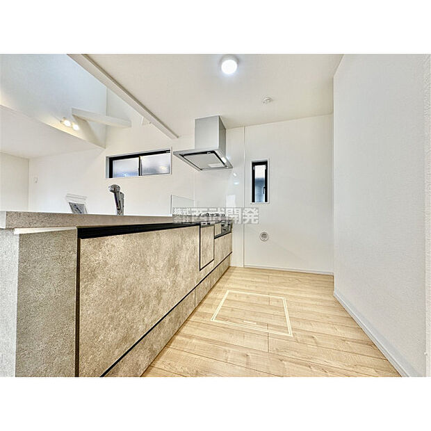 空間の広がりを演出するオープン式対面キッチンです。視界を遮らないのでゆとりの空間が生まれます。