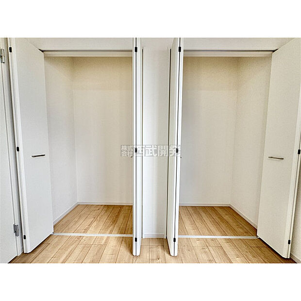 収納力のあるダブルクローゼット。収納が多いとお部屋の使い勝手がとても良くなります。