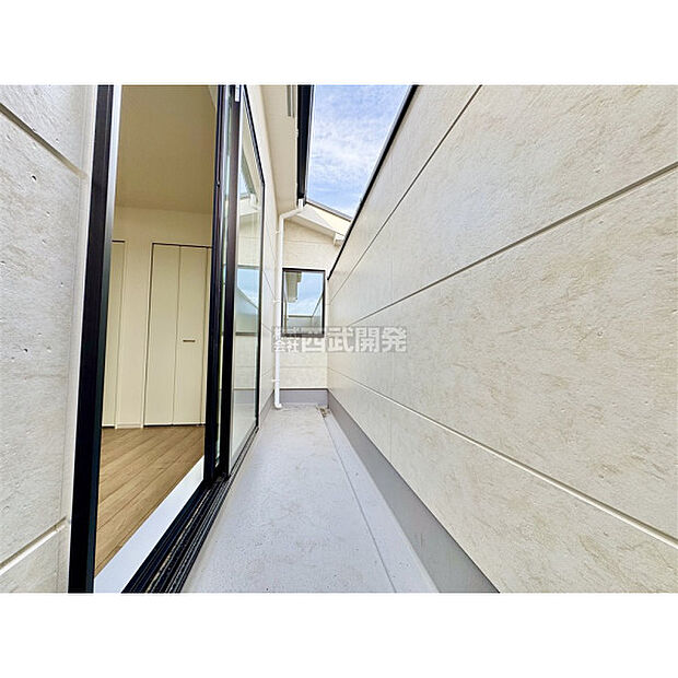 太陽の光が射し込むバルコニーは、洗濯物を干すのが楽しくなりますね。