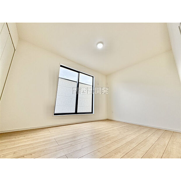 洋室は日当り・通風ともに良好です。明るい部屋はそれだけで気分が晴れやかになりますね。