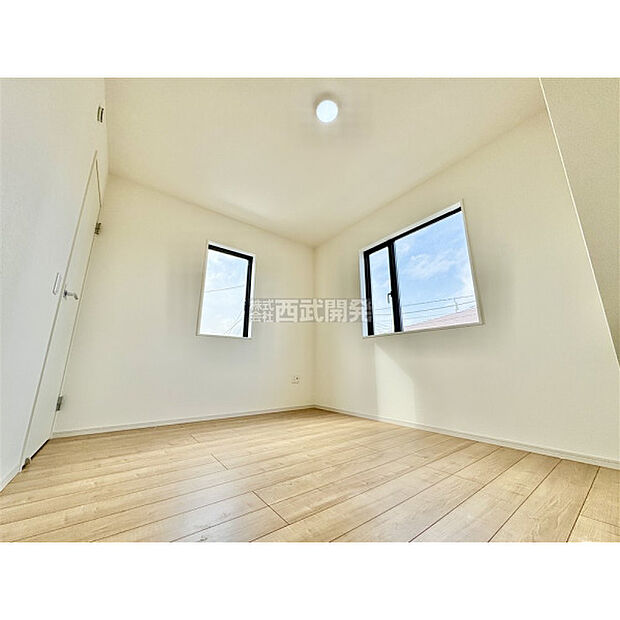 穏やかな日差しと心地よい風が吹き抜ける窓配置