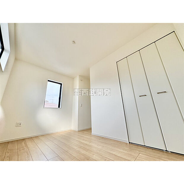 洋服などをすべて収納して室内空間は広々快適