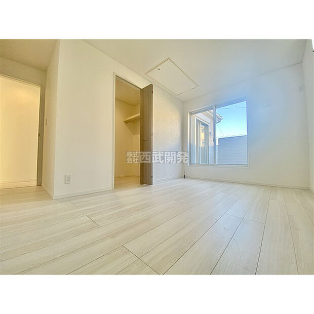 洋室は日当り・通風ともに良好です。明るい部屋はそれだけで気分が晴れやかになりますね。