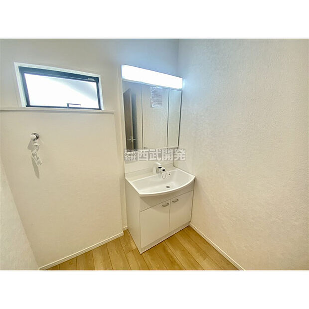 収納力と機能性に優れた三面鏡洗面化粧台です。鏡の裏は収納スペースになっていますので、すっきり清潔に保てます。