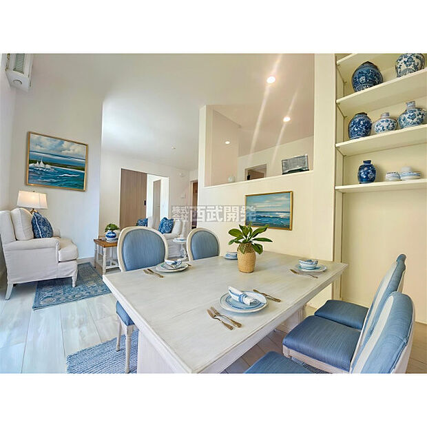 配置してある家具や小物はCGによるイメージです。リビングには太陽の光が射し込みます。家族が集まる場所だからこそ、明るい空間作りがかかせません。