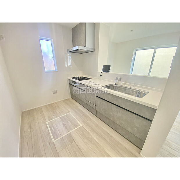 空間の広がりを演出するオープン式対面キッチンです。視界を遮らないのでゆとりの空間が生まれます。