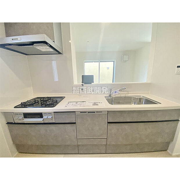 お料理をしながらでもご家族との会話を楽しめる対面キッチンです。リビングを見渡せる作りが人気です。