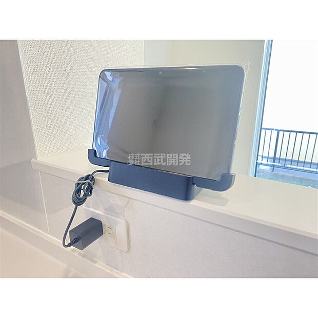 多機能タブレット付き。インターフォンのモニターになり、家電操作等も可能。