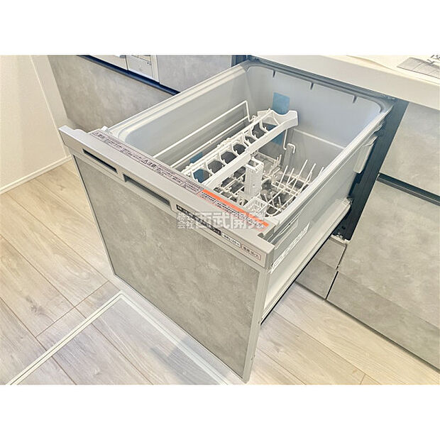 食器洗浄機を標準搭載。あらいものは毎日のこと、あれば何かと便利な設備です。