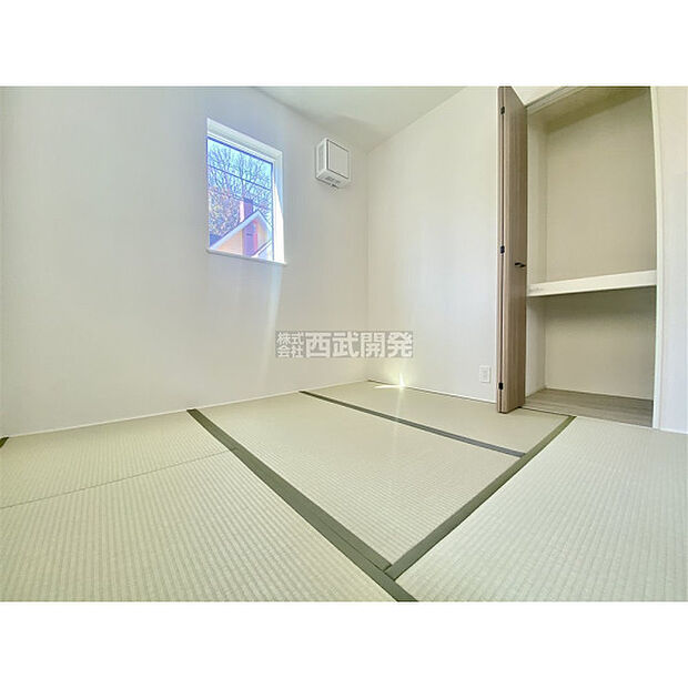 一室はあると嬉しい和室。客間としてはもちろんのこと、小さいお子さんのプレイルームとして大活躍です。