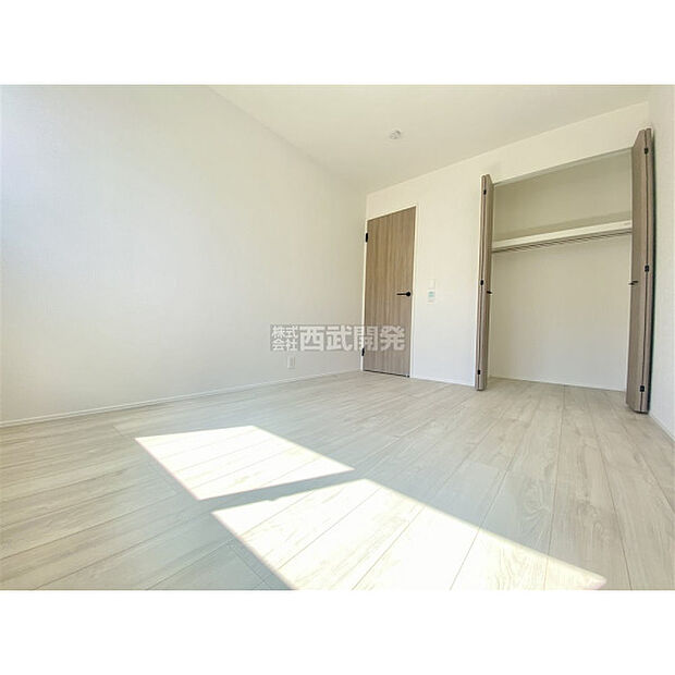 洋服などをすべて収納して室内空間は広々快適