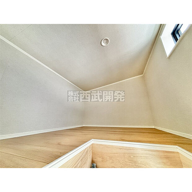 何かと便利な小屋裏収納付き。季節の入替え品を上手に収納してください。
