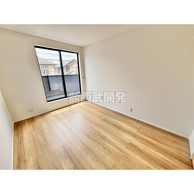 洋室は日当り・通風ともに良好です。明るい部屋はそれだけで気分が晴れやかになりますね。