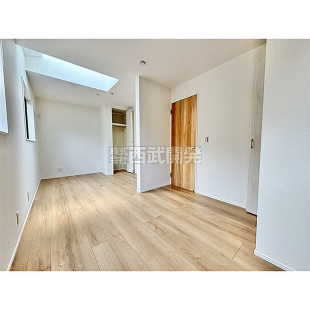 洋室は日当り・通風ともに良好です。明るい部屋はそれだけで気分が晴れやかになりますね。