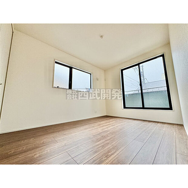 洋室は日当り・通風ともに良好です。明るい部屋はそれだけで気分が晴れやかになりますね。