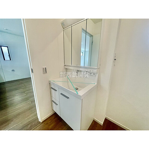 清潔感のある洗面化粧台で、朝の身だしなみをしっかりと。シャワーヘッドが付いているので、お掃除も簡単にできます。