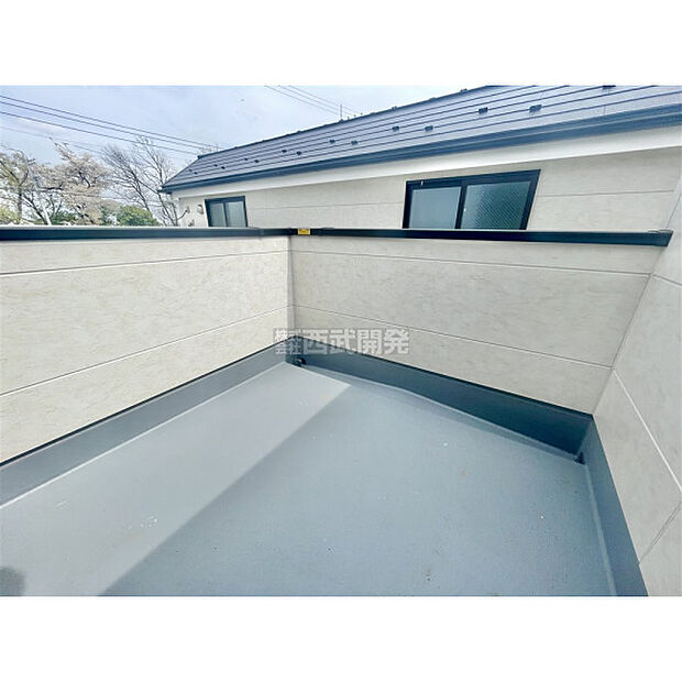 ワイドなバルコニーで洗濯物もお布団も、たくさん干せます。広いバルコニーは使い勝手が良好です。