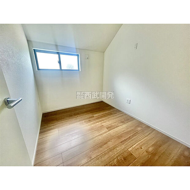 明かり取りの窓が一つあるだけでお部屋の印象がぐっと変わります。