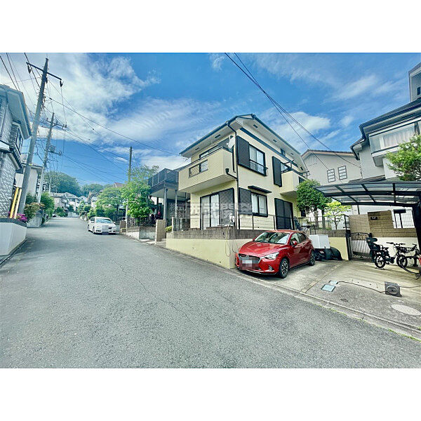 前面道路が広く、駐車が苦手でも停めやすいです