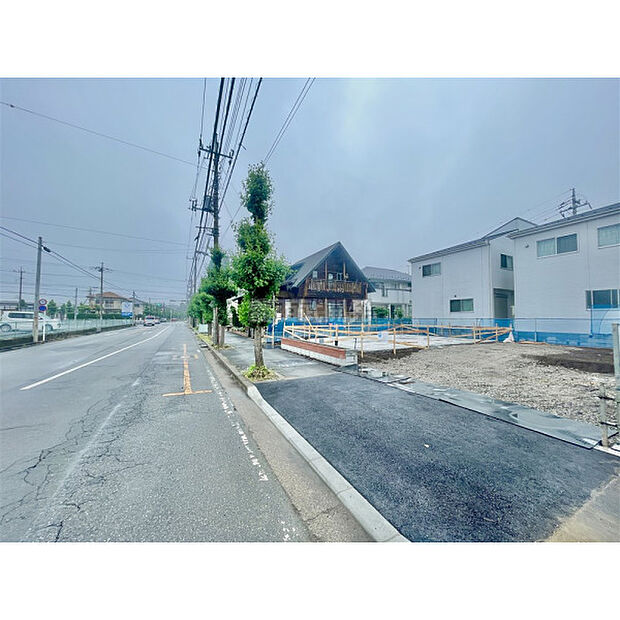 前面道路が広く、駐車が苦手でも停めやすいです