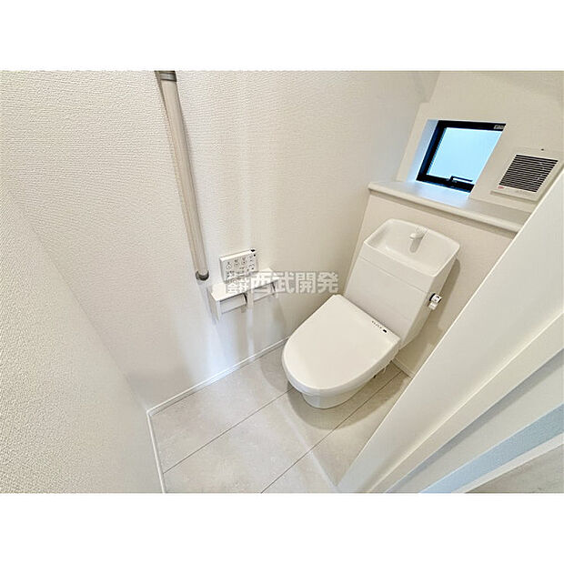 トイレについた小窓は換気に役立ちます。その他暗くなりがちな空間も明るくなりますよ。