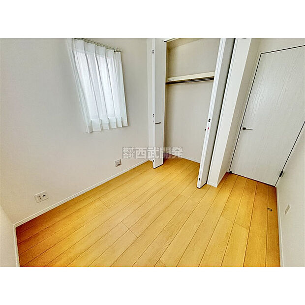 部屋にはクローゼットがございます。収納が多いお家はすっきりして快適空間です。