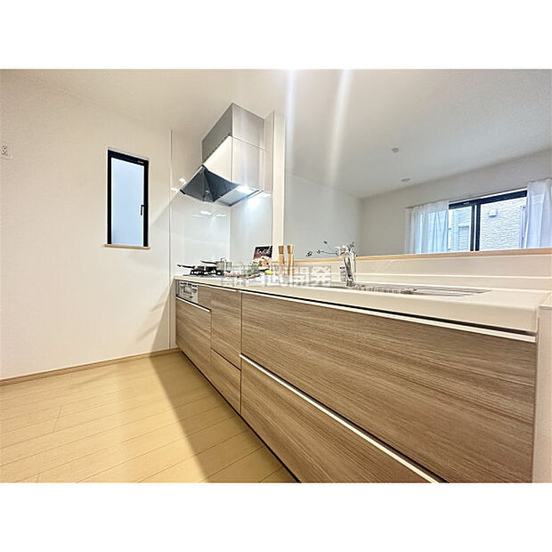お料理をしながらでもご家族との会話を楽しめる対面キッチンです。リビングを見渡せる作りが人気です。