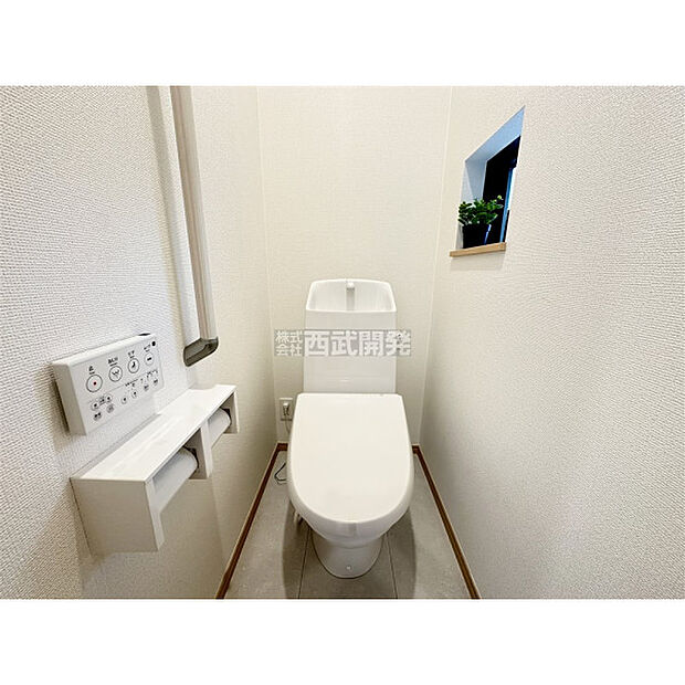 いつも綺麗に清潔に。洗浄機付きトイレです。もちろん窓も付いてるので空気の入れ替えも楽にできます。