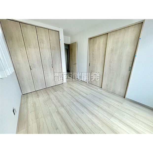 部屋にはクローゼットがございます。収納が多いお家はすっきりして快適空間です。