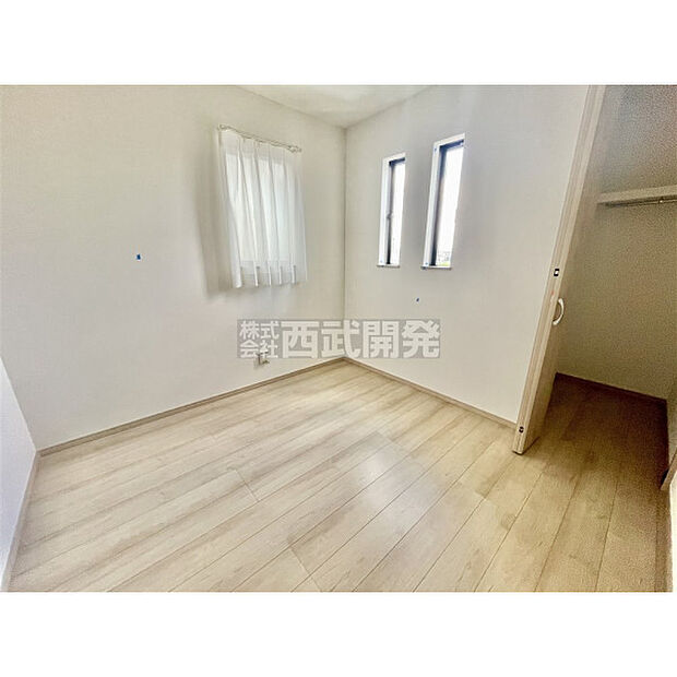 明かり取りの窓が一つあるだけでお部屋の印象がぐっと変わります。細やかな気遣いが感じられるこだわりですね。