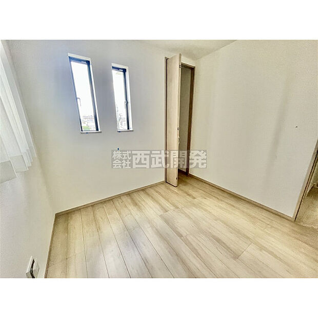 部屋にはクローゼットがございます。収納が多いお家はすっきりして快適空間です。
