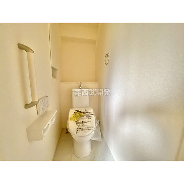トイレには埋め込み式の壁面収納棚を設置いたしました。