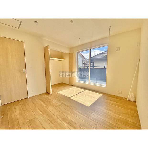 洋室は日当り・通風ともに良好です。明るい部屋はそれだけで気分が晴れやかになりますね。