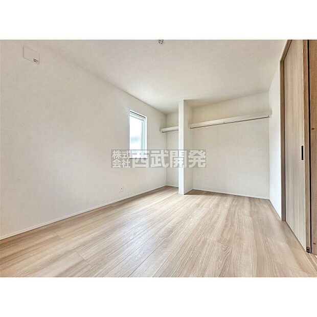 オープンクローゼットのあるお部屋です。
