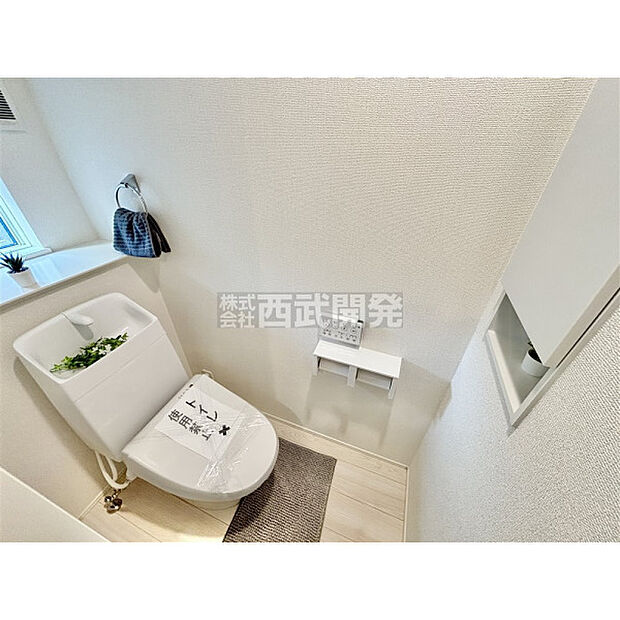 いつも綺麗に清潔に。洗浄機付きトイレです。窓も付いてるので空気の入れ替えも楽にできます。