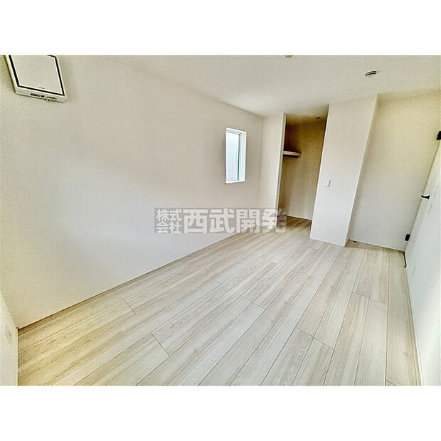 部屋にはクローゼットがございます。収納が多いお家はすっきりして快適空間です。