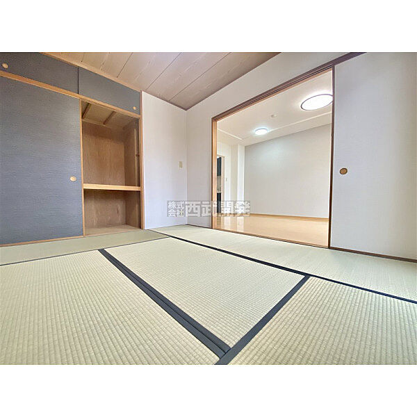 一室はあると嬉しい和室。客間としてはもちろんのこと、小さいお子さんのプレイルームとして大活躍です。