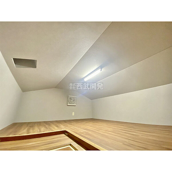 何かと便利な小屋裏収納付き。スキー用品や暖房器具など季節の入替え品を上手に収納してください。