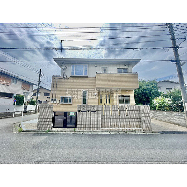 玄関が別々の二世帯住宅です。