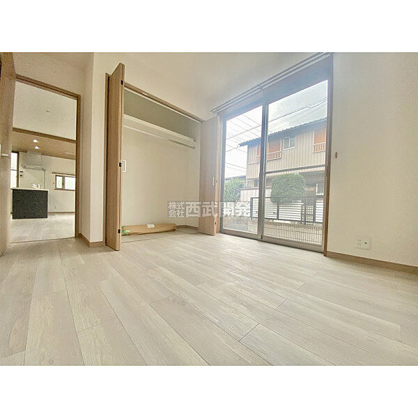 洋室は日当り・通風ともに良好です。明るい部屋はそれだけで気分が晴れやかになりますね。