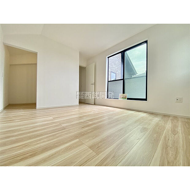 洋室は日当り・通風ともに良好です。明るい部屋はそれだけで気分が晴れやかになりますね。