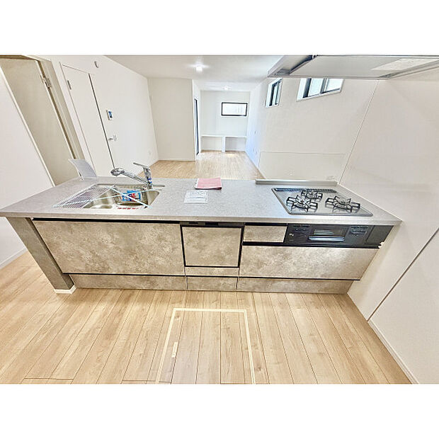 空間の広がりを演出するオープン式対面キッチンです。視界を遮らないのでゆとりの空間が生まれます。