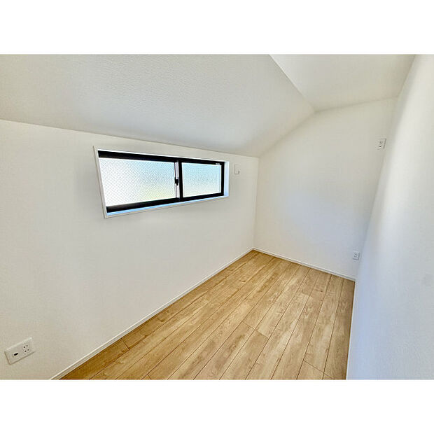 明かり取りの窓が一つあるだけでお部屋の印象がぐっと変わります。