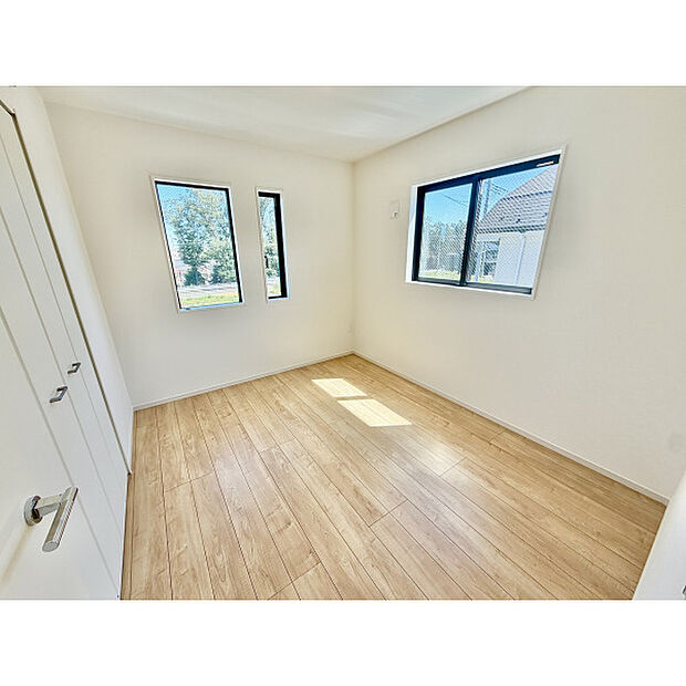 洋室は日当り・通風ともに良好です。明るい部屋はそれだけで気分が晴れやかになりますね。