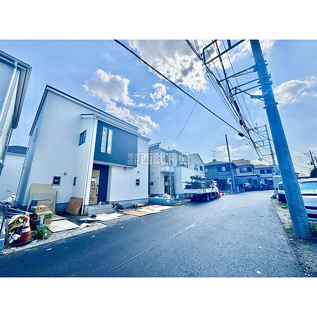 前面道路が広く、駐車が苦手でも停めやすいです/現地全景