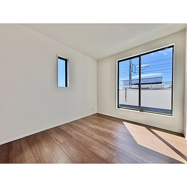 洋室は日当り・通風ともに良好です。明るい部屋はそれだけで気分が晴れやかになりますね。